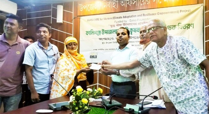 কৃষাণীদের মাঝে ক্ষুদ্র বীজ উদ্যোগের চেক বিতরণ